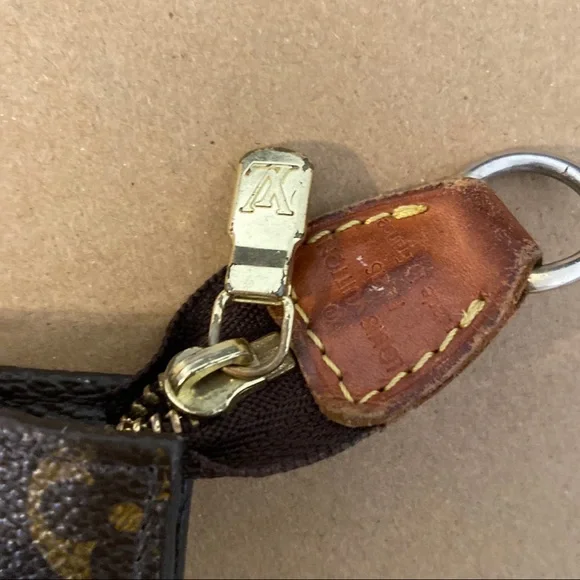 Louis Vuitton zipper pouch! - Picture 4 of 7